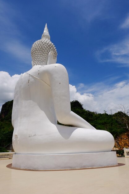 Biały Buddha Z niebieskim niebem, piękne chmury w jaskrawych dniach.