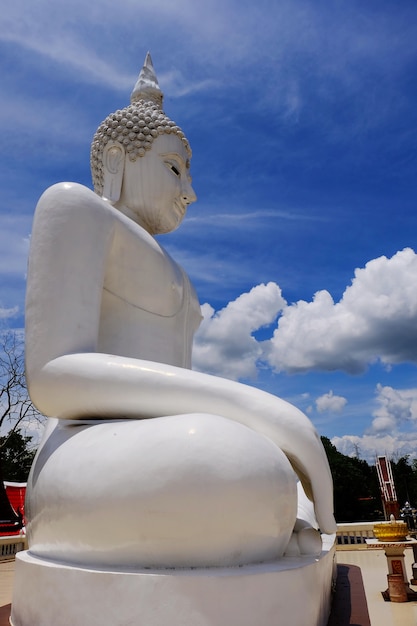 Biały Buddha Z niebieskim niebem, piękne chmury w jaskrawych dniach.