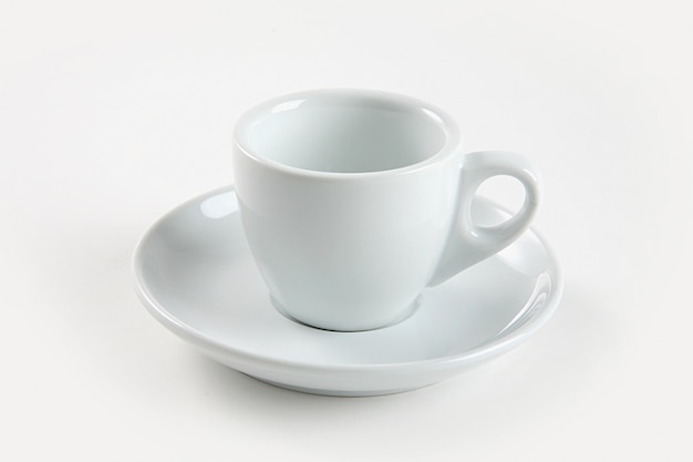 Biały ceramiczny kubek do kawy.