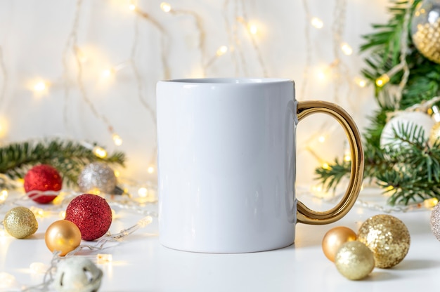 Biały Ceramiczny Kubek Ze Złotą Rączką Na Tle Bożonarodzeniowym Z Miejscem Na Kopię Do Nadruku