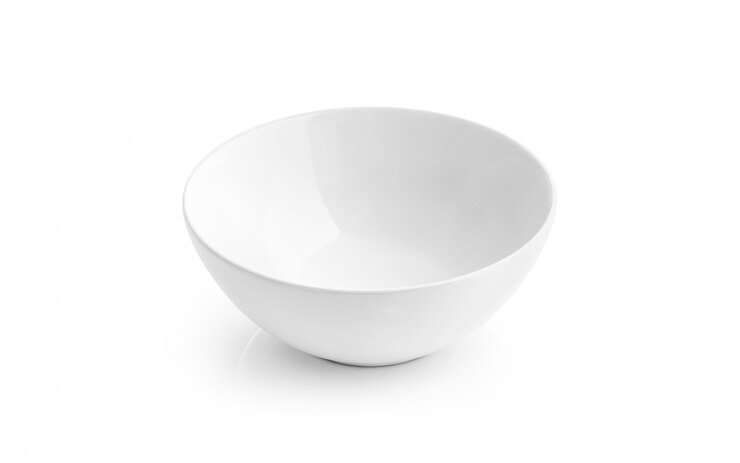 Zdjęcie biały ceramiczny puchar lub głęboki naczynie odizolowywający na bielu