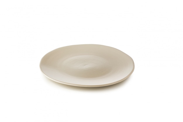 Biały ceramiczny talerz odizolowywający na białym tle.