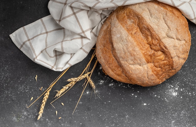 Biały Chleb Z Białą Serwetką W Kratkę Na Ciemnym