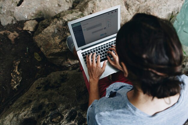 Biały Człowiek Używa Komputerowego Laptop Przy Siklawą