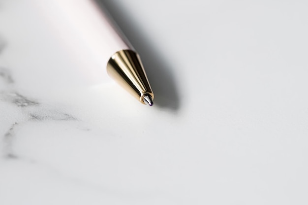 Biały Długopis Na Marmurowym Tle Luksusowej Papeterii I Marki Biznesowej