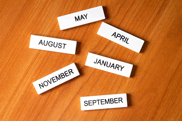Biały drewniany planner kalendarz z miesiącem roku