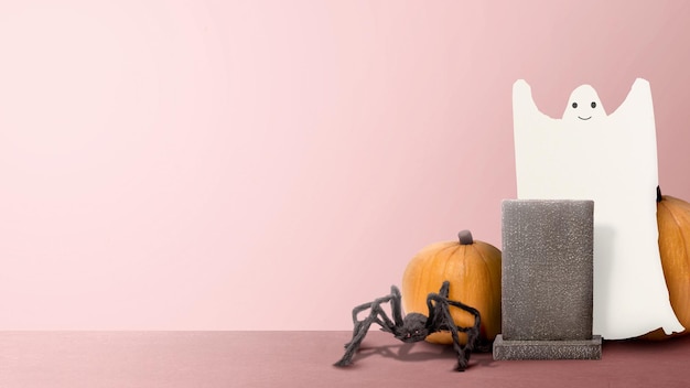 Zdjęcie biały duch i dynia z nagrobkiem na kolorowym tle koncepcja słodkiej tapety halloween