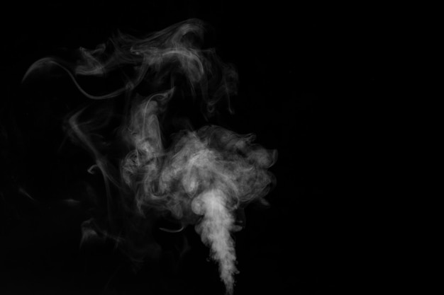 Biały dym w postaci pary na czarnym tle do dodania do zdjęć Idealne kadzidełko o zapachu dymu parowego