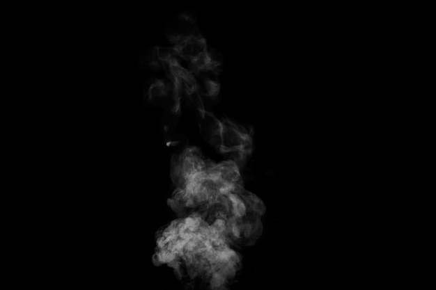 Biały gorący kędzierzawy dym parowy na białym na czarnym tle, zbliżenie. Twórz mistyczne zdjęcia Halloween