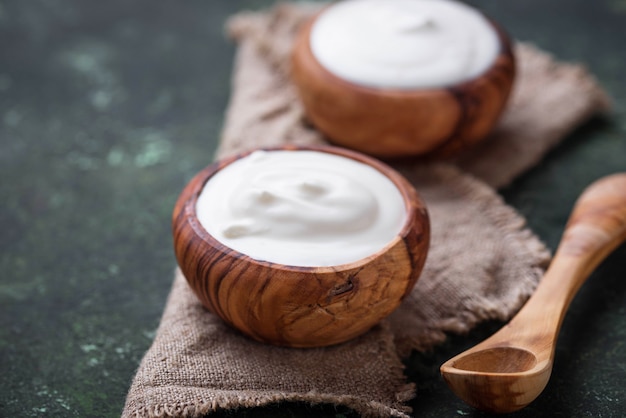 Biały grecki jogurt w drewnianej misce