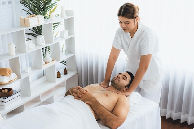 Biały klient cieszy się relaksującym masażem antystresowym Spokojny