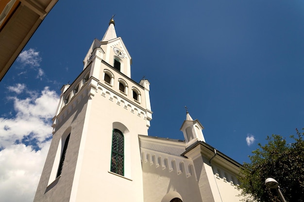 Biały kościół ewangelicki w centrum Schladming w Austrii