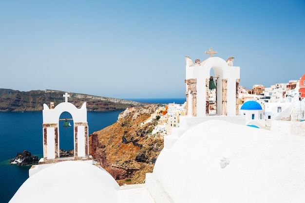 Biały kościół na wyspie Santorini, Grecja. Piękny krajobraz, widok na morze
