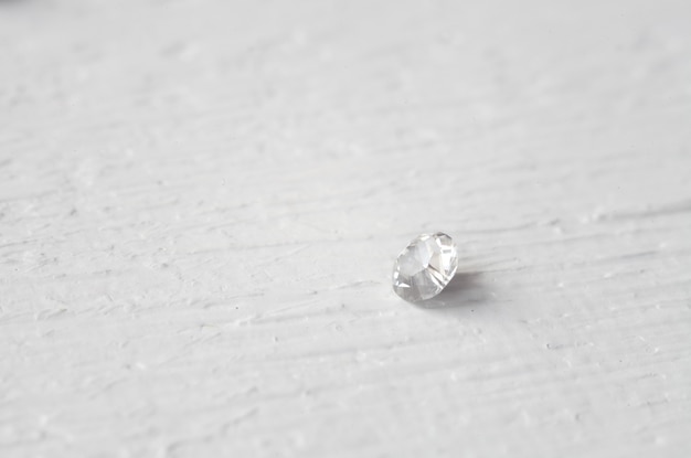Biały kryształowy kamień makro, fioletowe szorstkie przezroczyste kryształy kwarcu