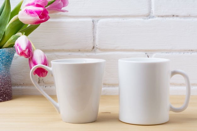 Biały kubek kawy i latte z magenta tulipanem