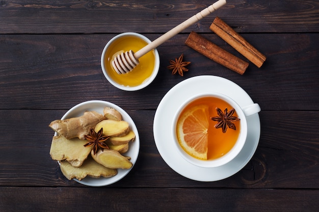 Biały Kubek Z Naturalną Ziołową Herbatą Imbirową Cytryną I Miodowym Cynamonem.