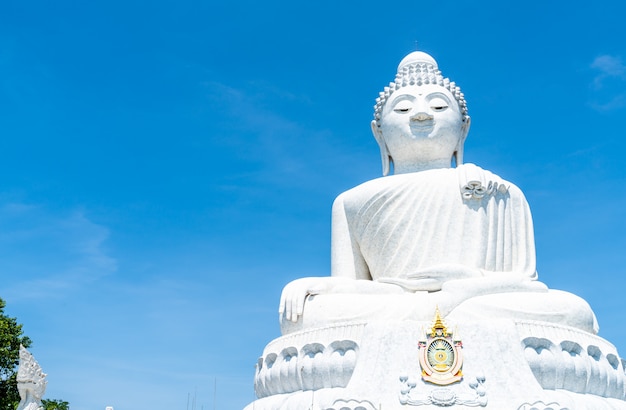 Biały Marmurowy Duży Buddha Z Niebieskim Niebem