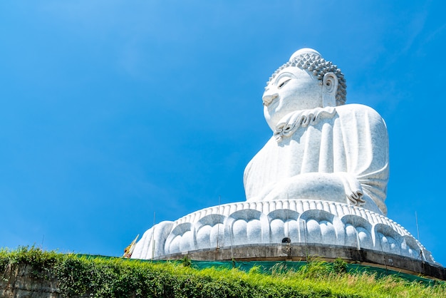 Biały Marmurowy Duży Buddha z niebieskim niebem