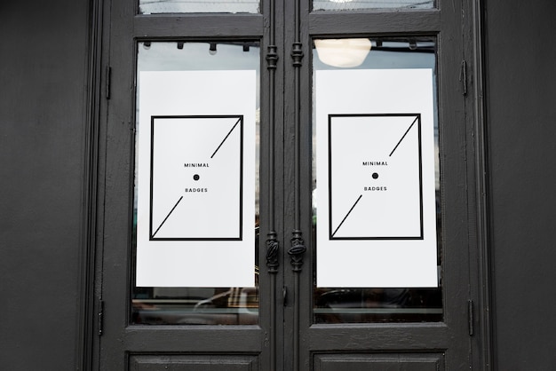 Biały minimalny plakat makieta na starych drzwi