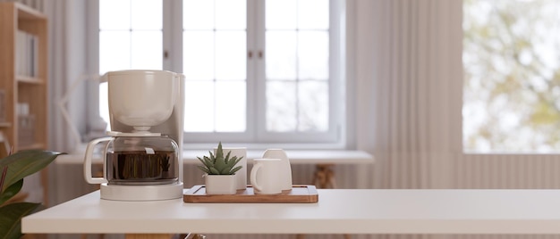 Biały minimalny stolik kawowy z ekspresem do kawy i filiżanką kawy na stole