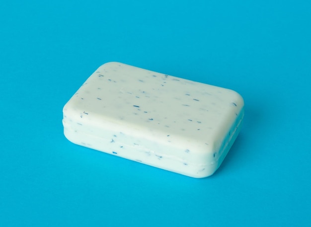 Biały mydło na niebieskim tle Kosmetyka do pielęgnacji ciała Aromatyzowany mydło Detergent stały szampon Mleko Gliceryna Mydło na błękitnym tle Kopia Mockup