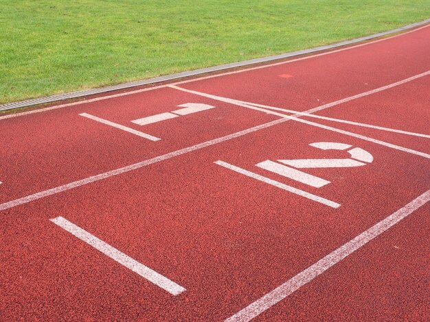 Zdjęcie biały numer torów na czerwonych gumowych torach wyścigowych na małym stadionie numer jeden i numer dwa