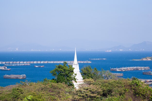 Biały pagoda na wyspie.