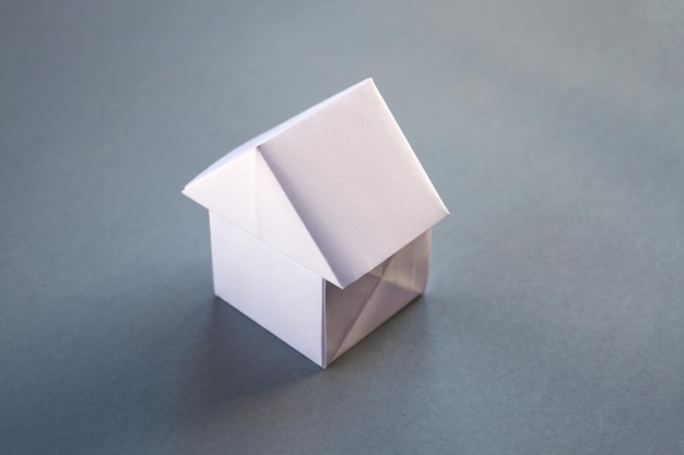 Biały papier domowy origami na białym tle na szarym tle