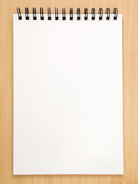 Zdjęcie biały papier na drewnie