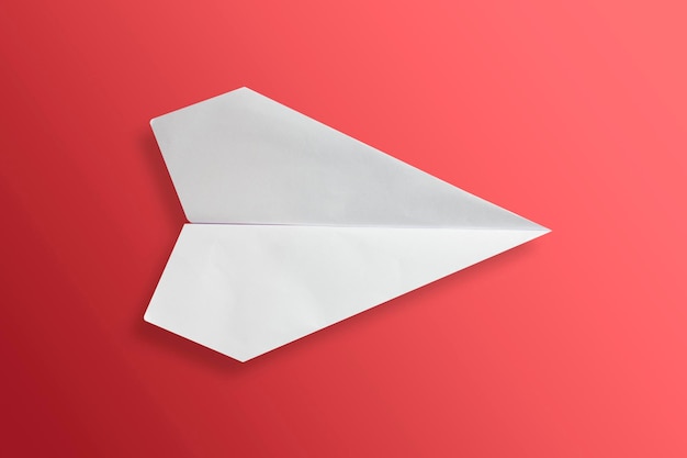Biały papierowy samolot na czerwonym tle 3D renderowanie ilustracji