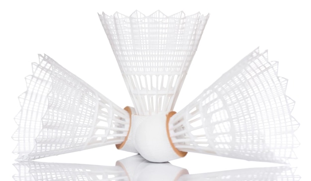 Biały pędzel do badmintona izolowany na białym tle