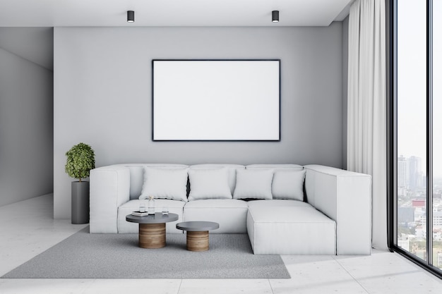 Biały plakat z copyspace w czarnej ramce na jasnoszarej ścianie nad dużą sofą w stylowym przestronnym salonie z rośliną w doniczkach stoliki kawowe i widokiem na miasto z dużego okna Makieta renderowania 3D