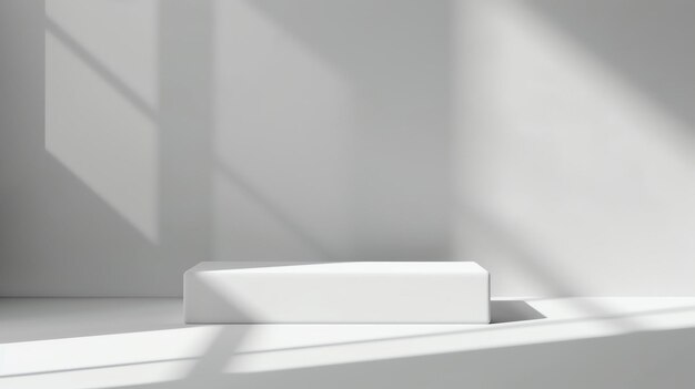 Biały podium 3D z miękkimi cieniami na białym tle Prosta i czysta wystawa produktów