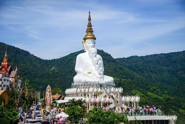 Biały posąg Buddy w Wat Pha Sorn Kaew Wat Pha Sorn Kaew lub Wat Phra Thart Pha Kaew