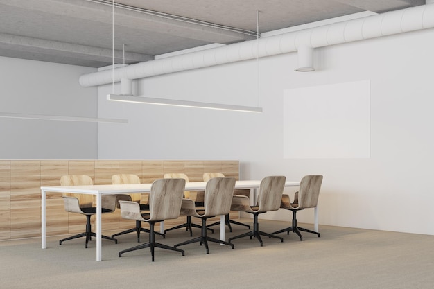 Biały poster drewnianych krzeseł w rogu sali spotkań
