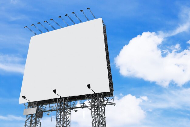 Biały pusty billboard