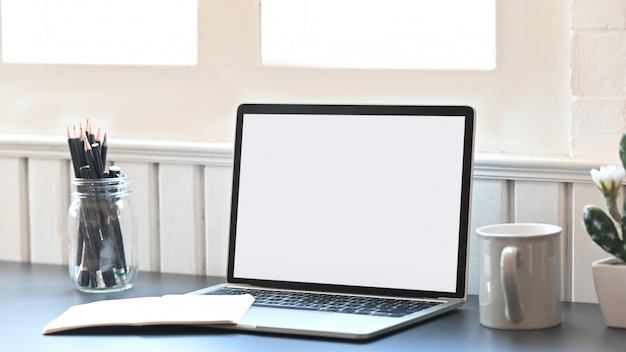 biały pusty ekran laptopa zakładający nowoczesne biurko do pracy