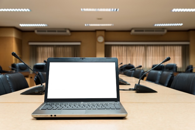 Biały Pusty Laptop Umieszczający Na Drewnianym Spotkaniu W Pustym Pokoju Konferencyjnym.