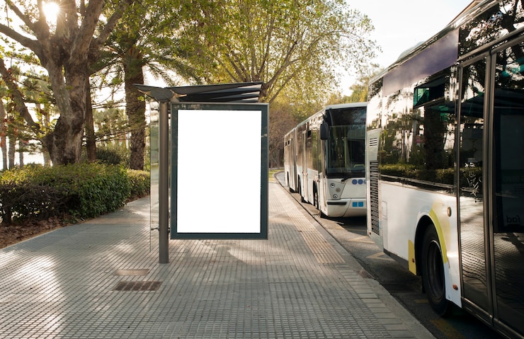 Zdjęcie biały pusty pionowy billboard na przystanku na ulicy miasta