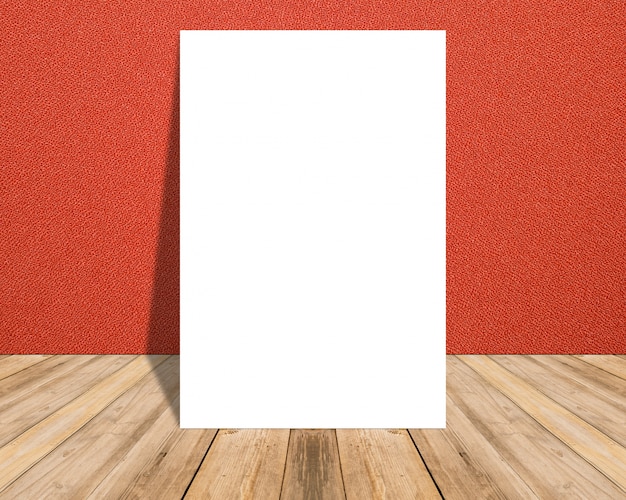 Biały pusty plakat w czerwonej tkaniny ścianie i tropikalny drewniany podłogowy pokój