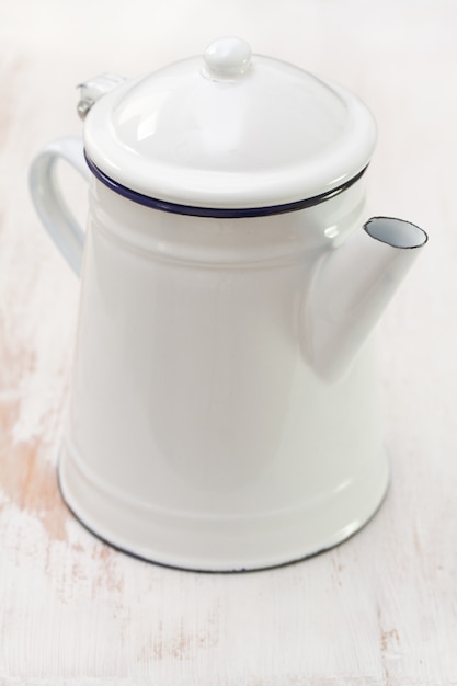 Zdjęcie biały rocznika teapot na białym drewnie