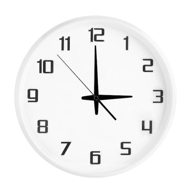 Biały round biuro zegar pokazuje trzy godziny odizolowywającej na bielu. Pusty biały zegar wskazujący godzinę 15:00 lub 3:00