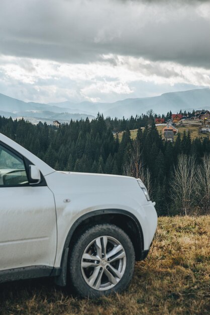 Zdjęcie biały samochód suv samochód koncepcja podróży góry na tle koncepcja