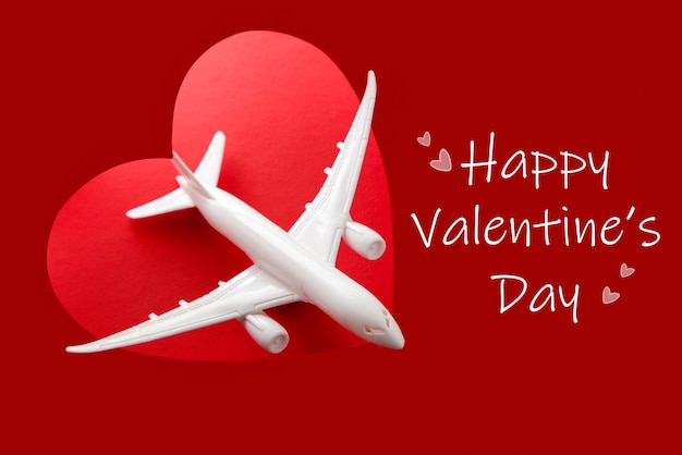 Biały samolot na czerwonym tle w kształcie serca Tekst Happy Valentines Day Miłość do podróży Walentynki