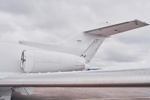 Biały samolot Samolot turbośmigłowy zaparkowany na pasie startowym w ciągu dnia