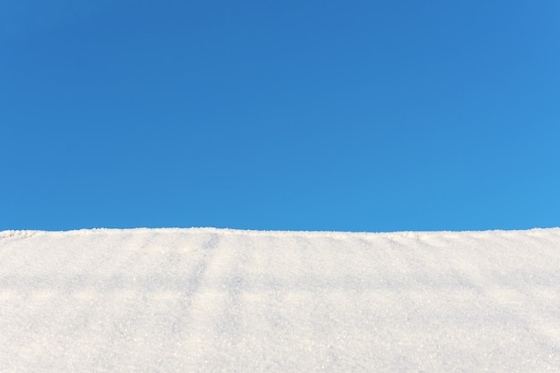 Biały śnieg i błękitne niebo jako tło zima, kopia przestrzeń dostępna.