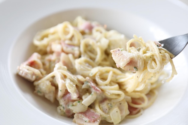 Biały sos spaghetti carbonara z bekonem i serem