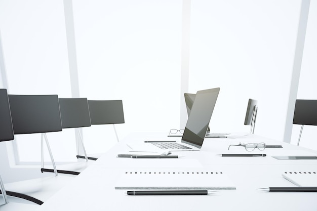 Zdjęcie biały stół konferencyjny z laptopem i akcesoriami