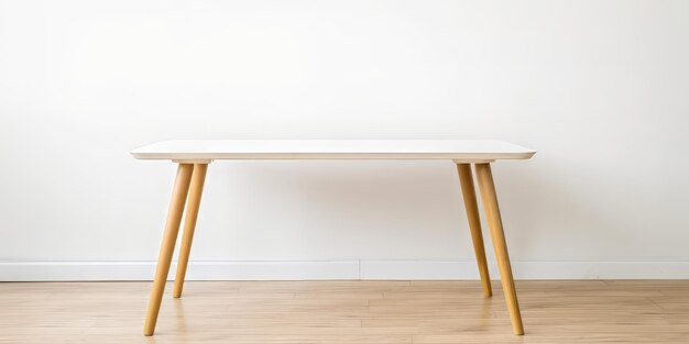 Biały stół ustawiony na twardej drewnianej podłodze