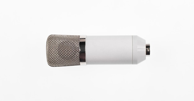 biały studyjny nowy mikrofon na białym tle